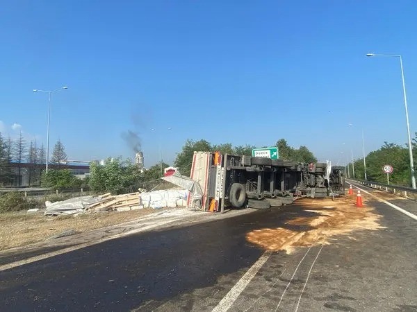 Otoyolda TIR devrildi! Düzce gişeleri kapandı…